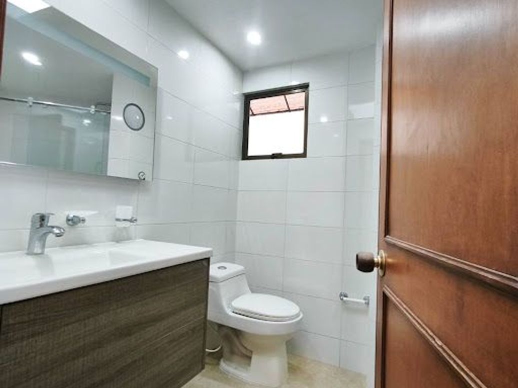Apartamento de 3 alcobas en venta en Santa Barbara, Bogotá, 88 m² · foto 9 de 13