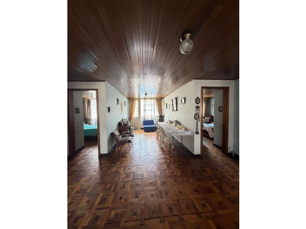 Casa de 6 alcobas en venta en Normandía, Bogotá, 242 m² · foto 3 de 11