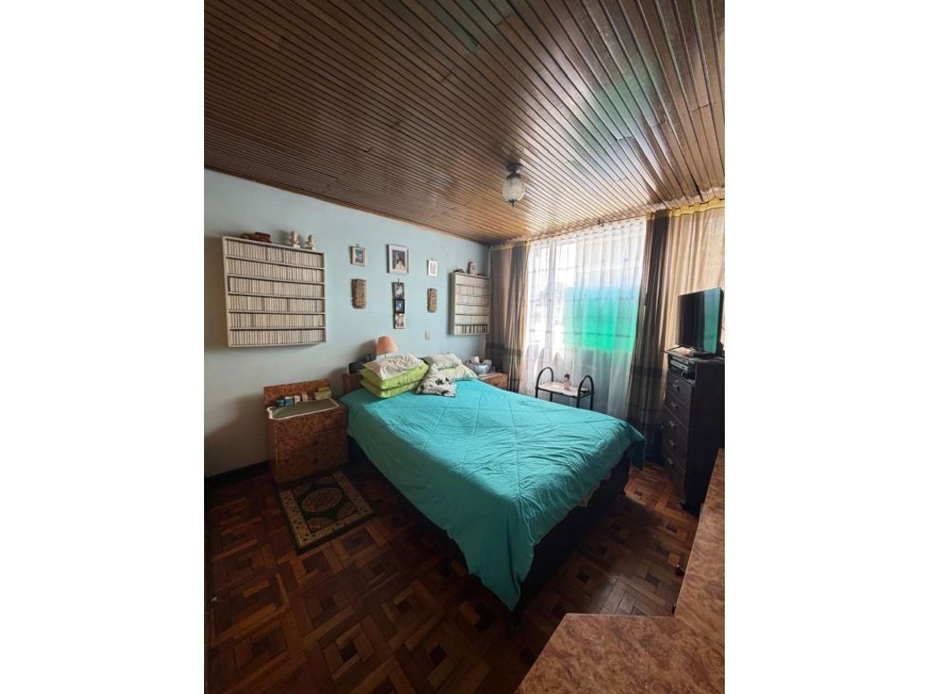 Casa de 6 alcobas en venta en Normandía, Bogotá, 242 m² · foto 4 de 11