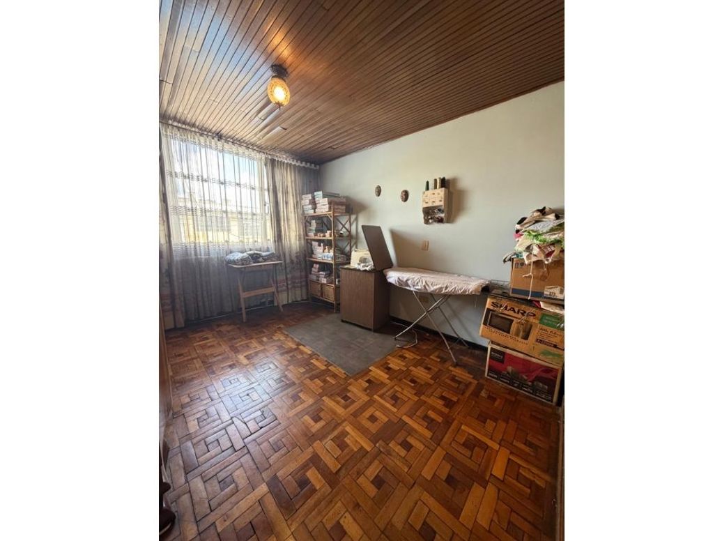Casa de 6 alcobas en venta en Normandía, Bogotá, 242 m² · foto 7 de 11