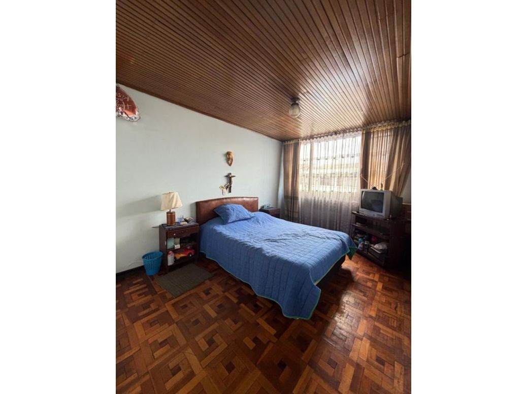 Casa de 6 alcobas en venta en Normandía, Bogotá, 242 m² · foto 5 de 11