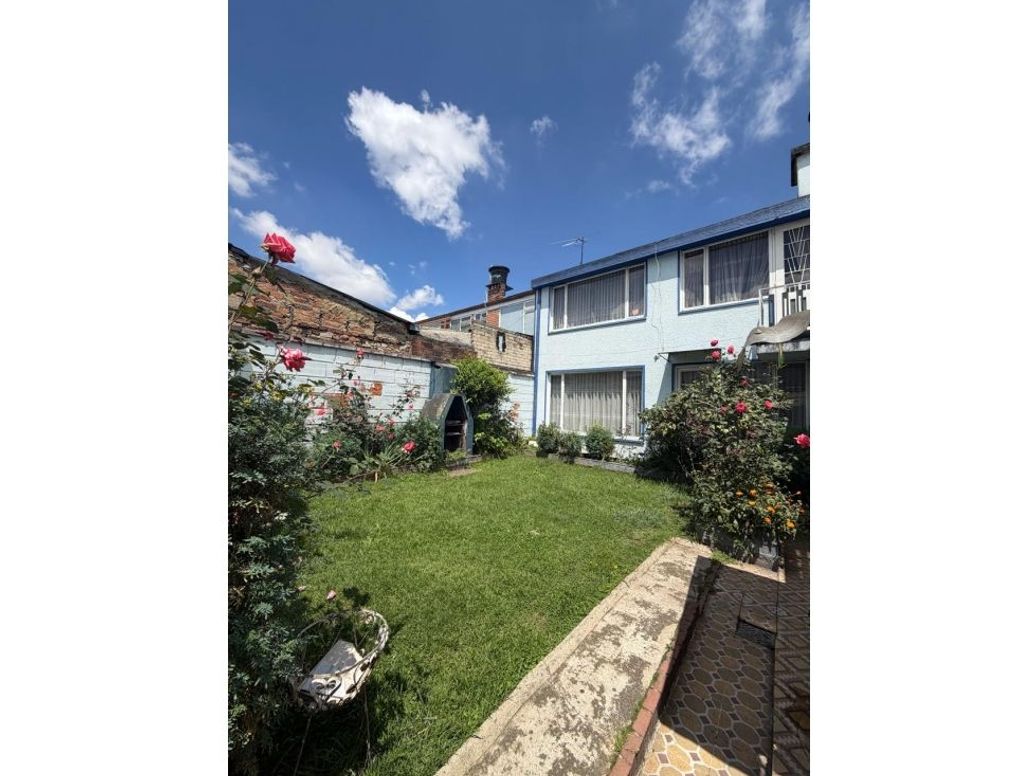 Casa de 6 alcobas en venta en Normandía, Bogotá, 242 m² · foto 9 de 11