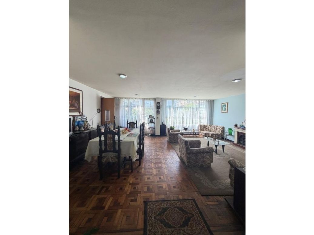 Casa de 6 alcobas en venta en Normandía, Bogotá, 242 m² · foto 2 de 11