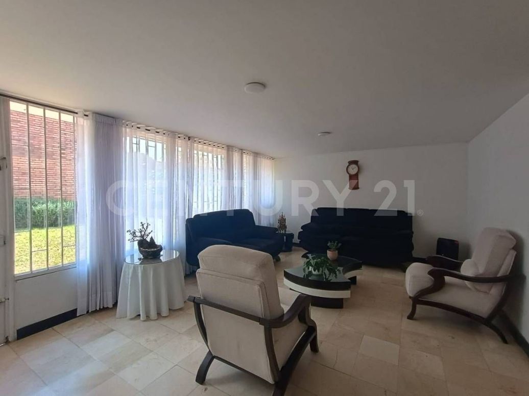 Casa de 4 alcobas en venta en Niza, Bogotá, 241 m² · foto 2 de 20