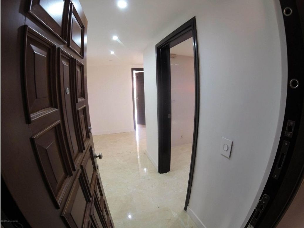 Apartamento de 3 alcobas en venta en San Patricio, Bogotá, 141 m² · foto 3 de 20