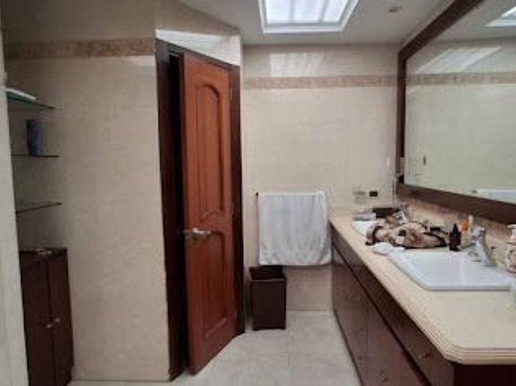 Casa de 6 alcobas en venta en Santa Barbara Occidental, Bogotá, 680 m² · foto 15 de 20