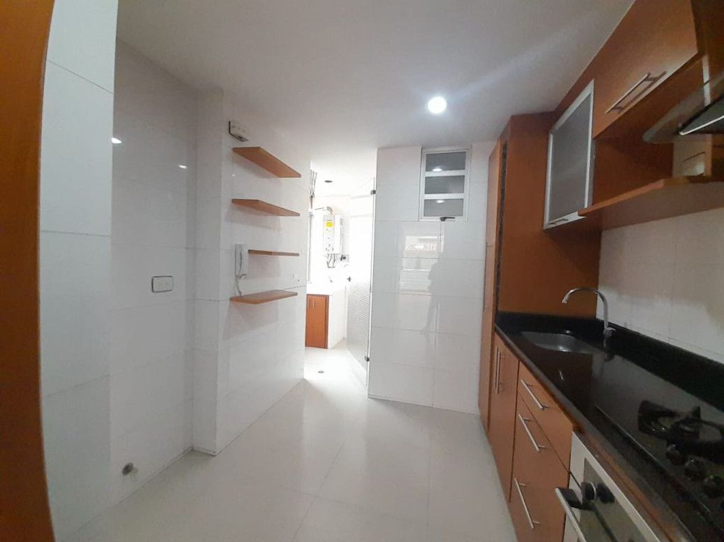 Apartamento de 2 alcobas en venta en Santa Barbara, Bogotá, 69 m² · foto 3 de 20