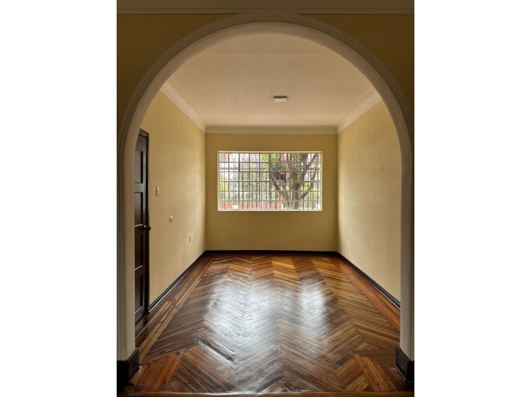 Casa de 6 alcobas en venta en San Luis, Bogotá, 330 m² · foto 8 de 20
