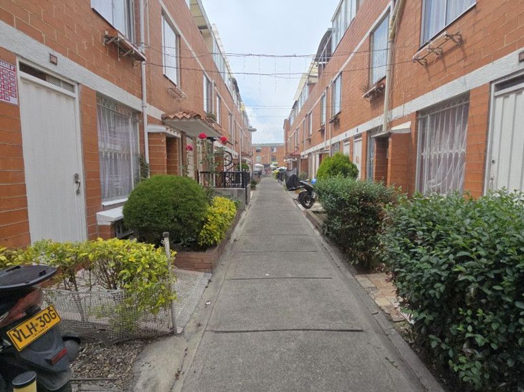 Casa de 3 alcobas en venta en Cr Prados De Castilla Et. Iv, Bogotá, 68 m² · foto 2 de 20