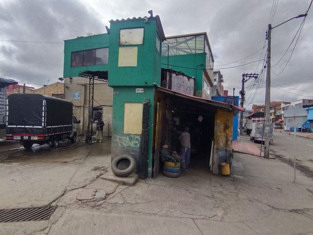 Casa de 3 alcobas en venta en Ub. Carvajal, Bogotá, 219 m² · foto 2 de 13