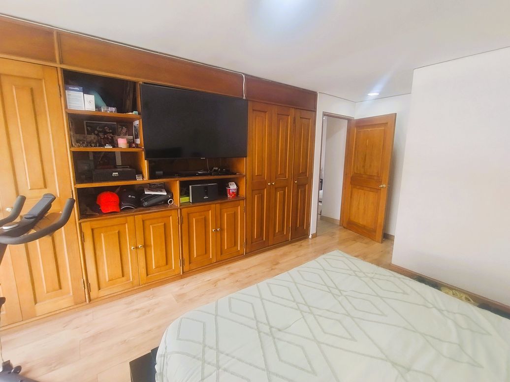 Apartamento de 3 alcobas en venta en Santa Barbara Central, Bogotá, 182 m² · foto 2 de 20