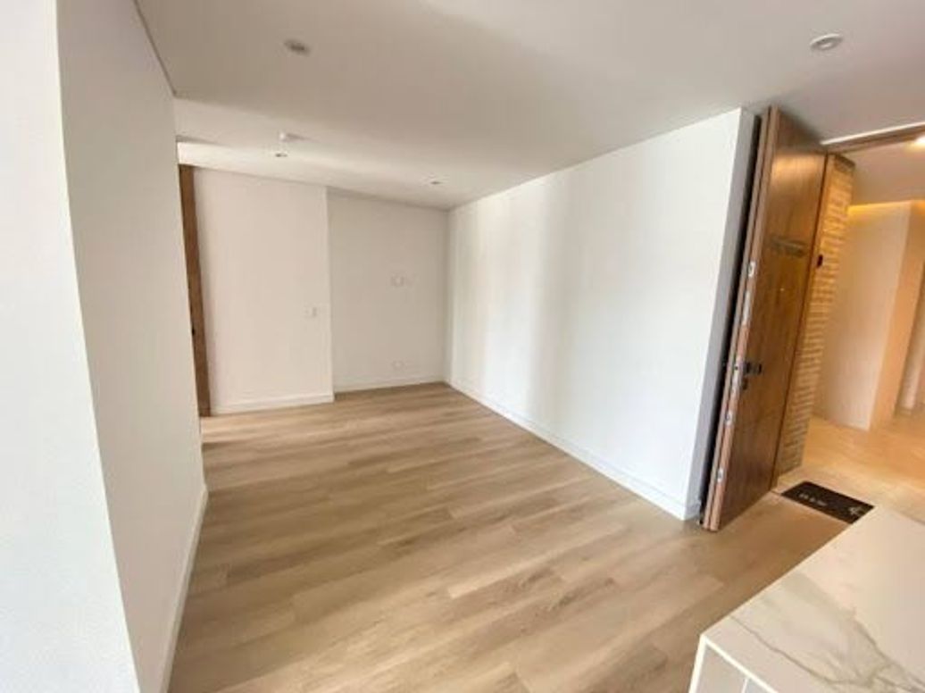 Apartamento de 2 alcobas en venta en Chico Oriental, Bogotá, 98 m² · foto 3 de 20