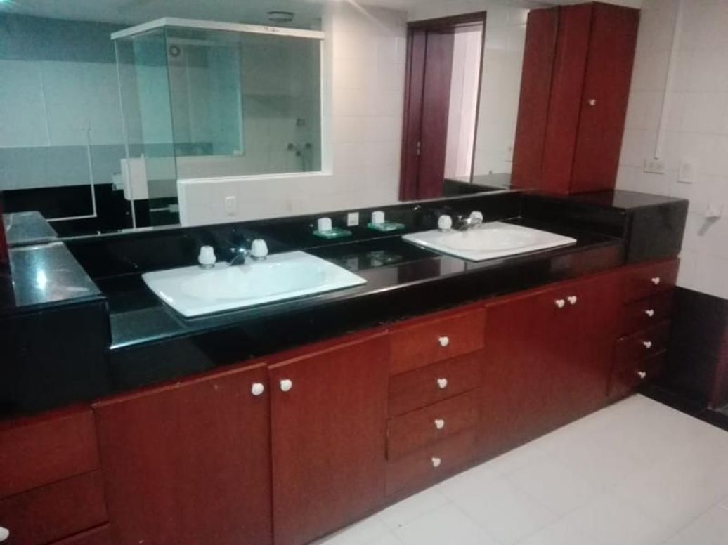 Apartamento de 4 alcobas en venta en Los Rosales, Bogotá, 320 m² · foto 15 de 19