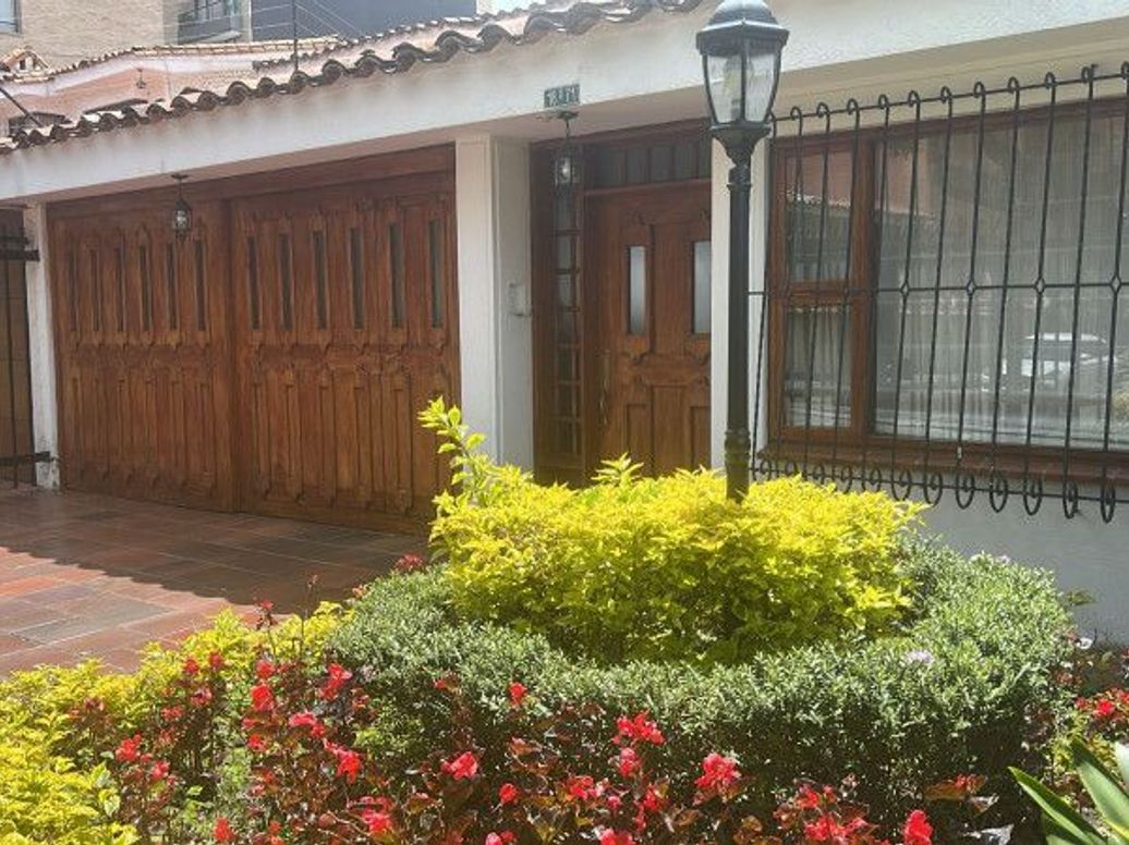 Casa de 3 alcobas en venta en Santa Barbara Occidental, Bogotá, 408 m² · foto 3 de 16