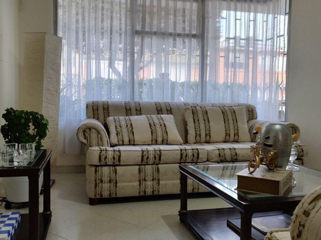 Casa de 4 alcobas en venta en Cedro Salazar, Bogotá, 219 m² · foto 2 de 20