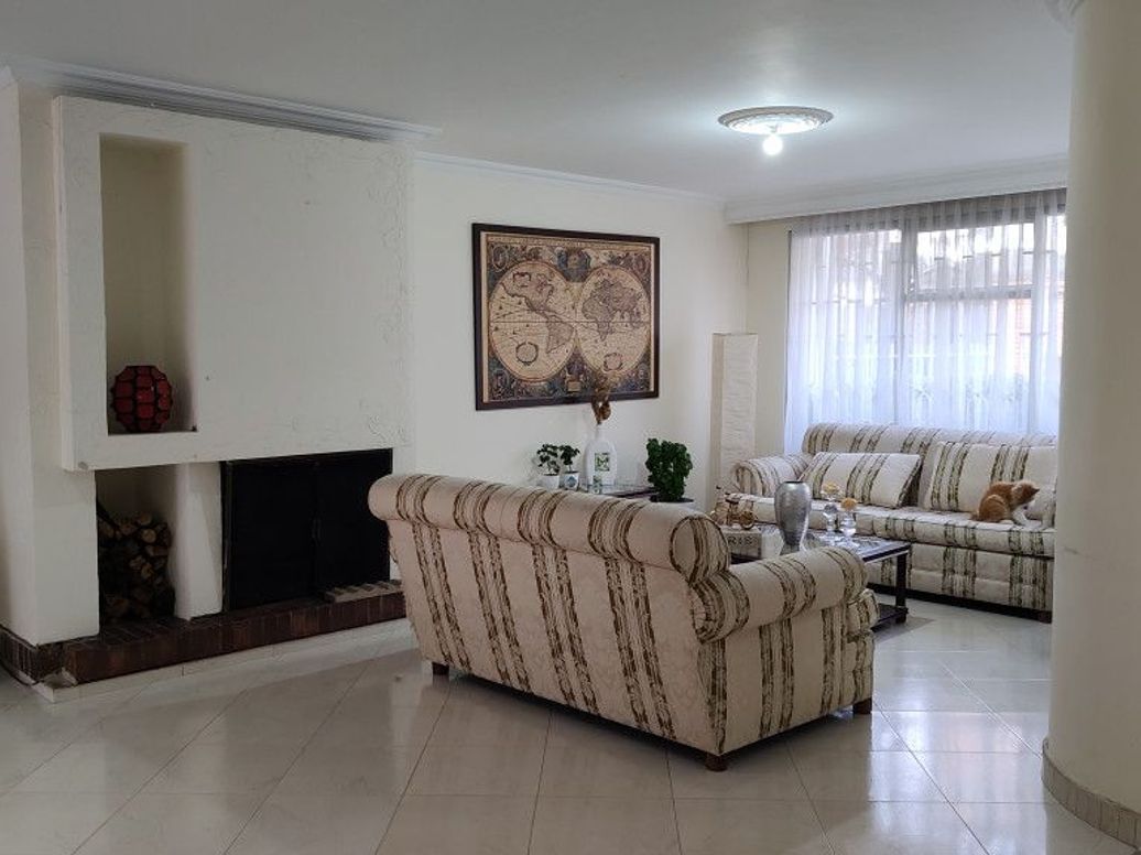 Casa de 4 alcobas en venta en Cedro Salazar, Bogotá, 219 m² · foto 3 de 20