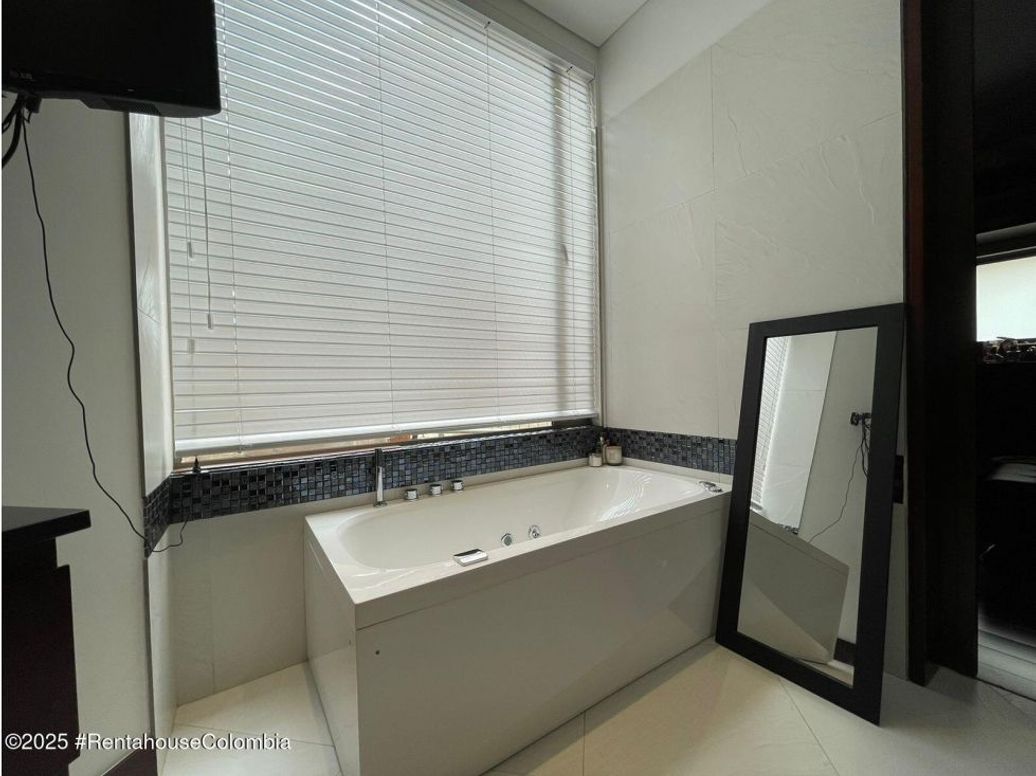 Apartamento de 4 alcobas en venta en Colinas De Suba, Bogotá, 279 m² · foto 15 de 20