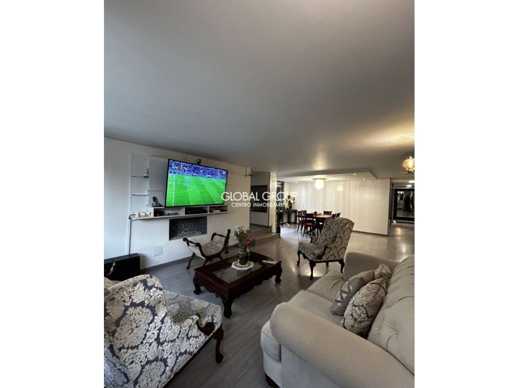 Apartamento de 3 alcobas en venta en Santa Barbara Central, Bogotá, 210 m² · foto 2 de 20