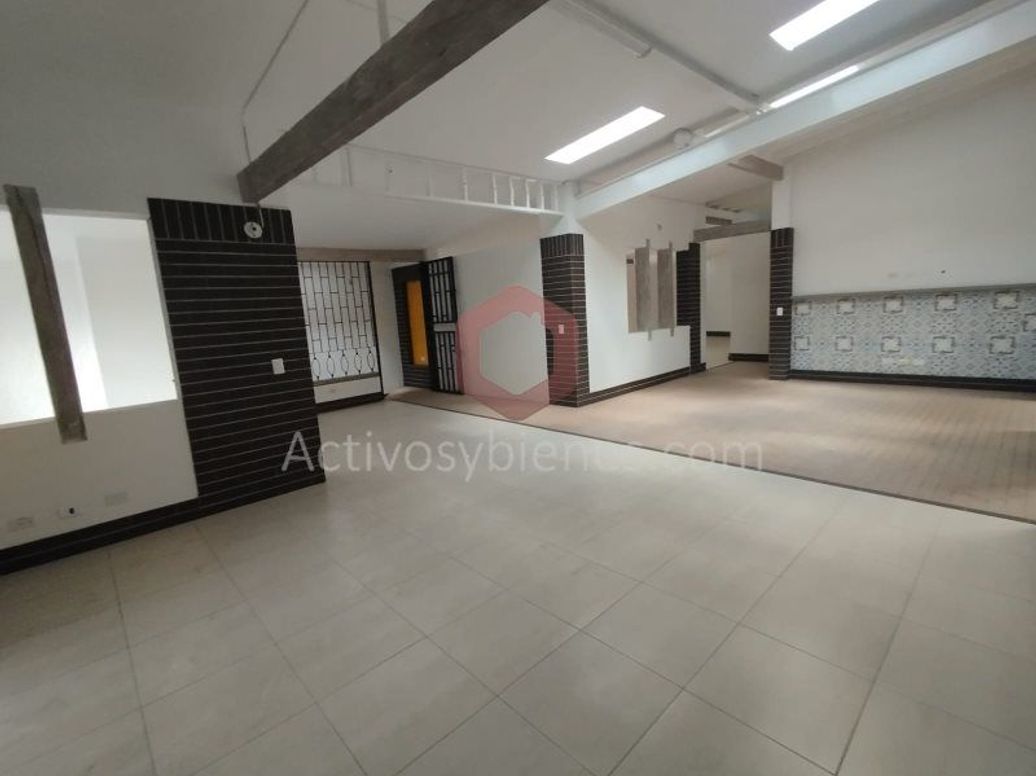 "Arrenda Casa-Local en Medellín, Belén: 180 m², Piso Resistente, Cerca de Colegios y Transporte" en Belen Parque