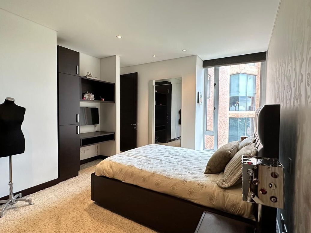 Apartamento de 4 alcobas en venta en Los Rosales, Bogotá, 300 m² · foto 3 de 20