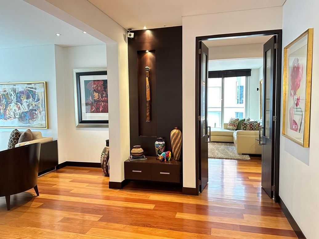 Apartamento de 4 alcobas en venta en Los Rosales, Bogotá, 300 m² · foto 2 de 20