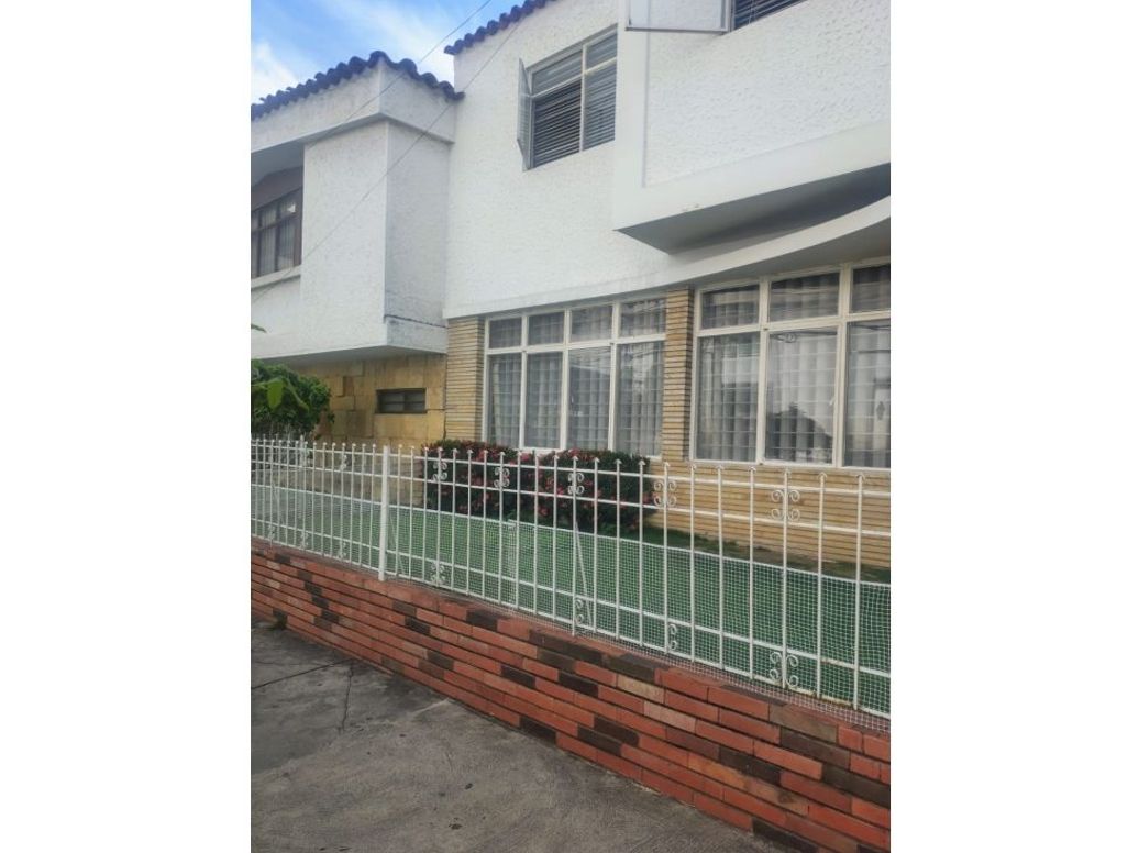 ESPECTACULAR CASA COMERCIAL EXCELENTE UBUCACION CABECERA en Cabecera
