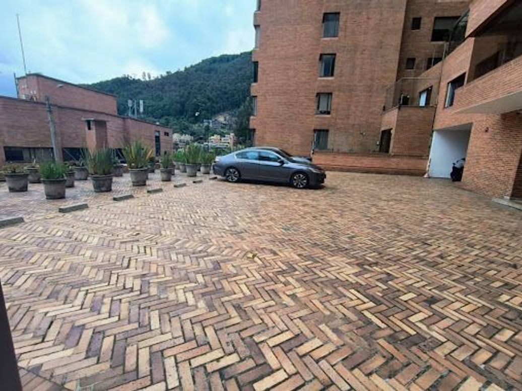 Apartamento de 3 alcobas en venta en El Refugio, Bogotá, 367 m² · foto 2 de 20