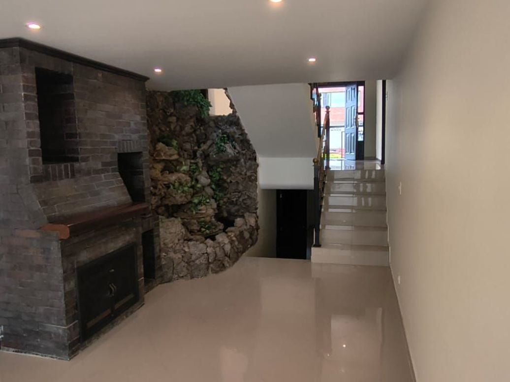 Casa de 3 alcobas en venta en Santa Barbara Central, Bogotá, 242 m² · foto 6 de 20