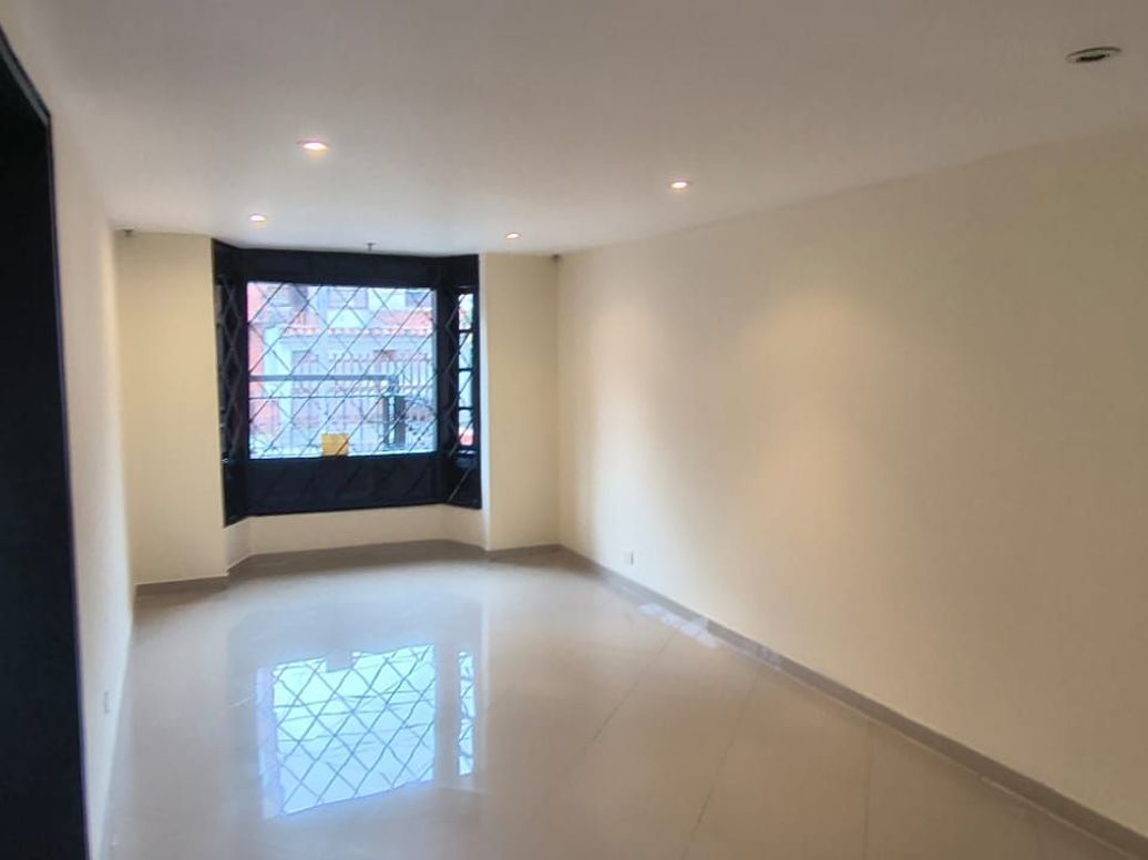 Casa de 3 alcobas en venta en Santa Barbara Central, Bogotá, 242 m² · foto 3 de 20