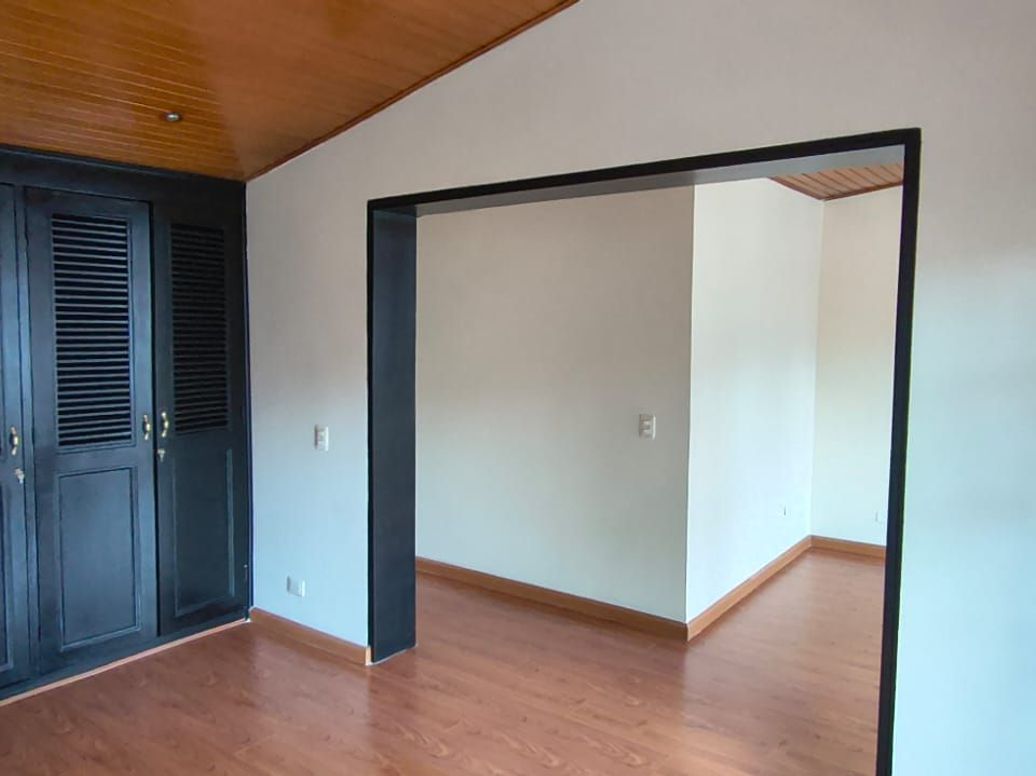 Casa de 3 alcobas en venta en Santa Barbara Central, Bogotá, 242 m² · foto 7 de 20