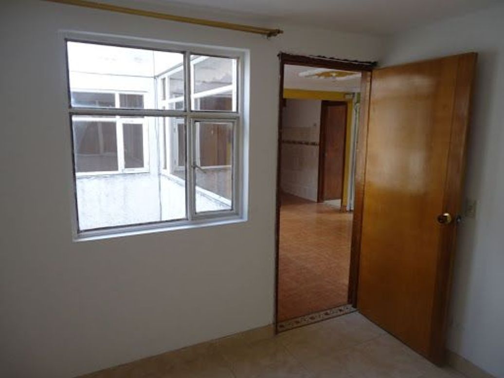 Casa de 12 alcobas en venta en Ciudad Kennedy Central, Bogotá, 300 m² · foto 3 de 12