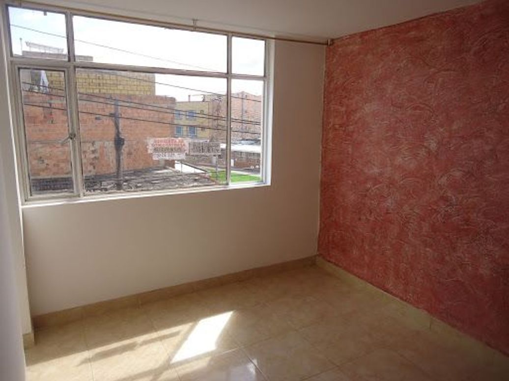 Casa de 12 alcobas en venta en Ciudad Kennedy Central, Bogotá, 300 m² · foto 4 de 12