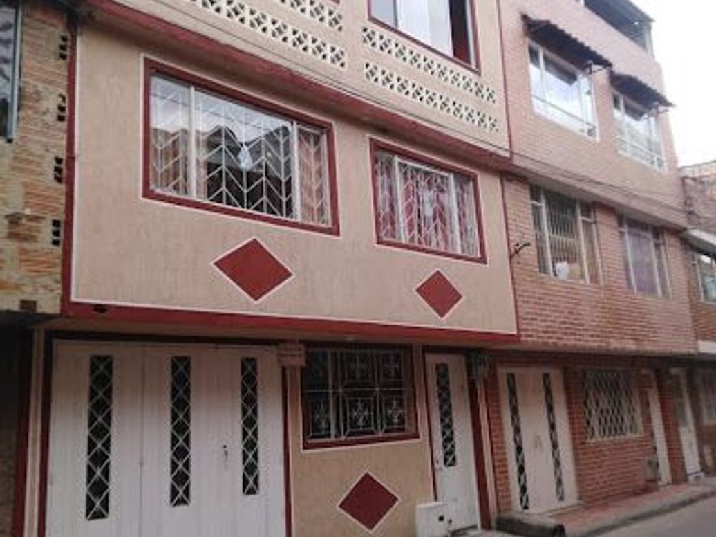 Casa de 5 alcobas en venta en Villa Zarzamora, Bogotá, 216 m² · foto 2 de 13