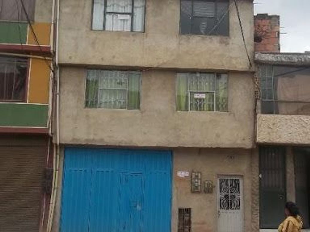 Casa de 6 alcobas en venta en El Amparo, Bogotá, 360 m² · foto 2 de 4