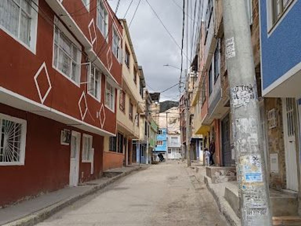 Casa de 8 alcobas en venta en Santa Librada, Bogotá, 285 m² · foto 2 de 9