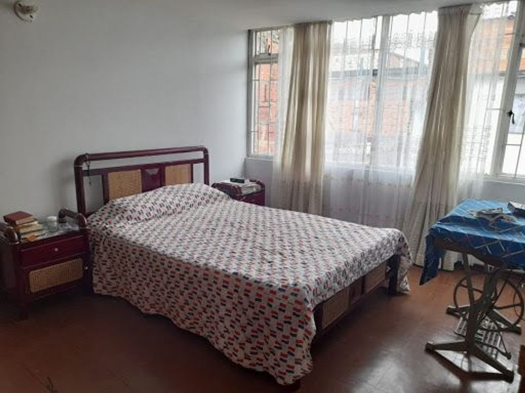 Casa de 9 alcobas en venta en La Reliquia, Bogotá, 236 m² · foto 13 de 15