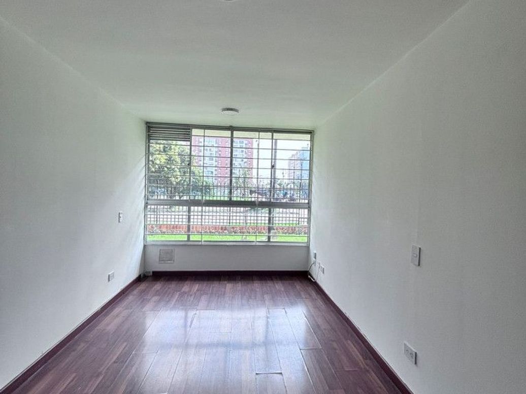 Apartamento de 2 alcobas en venta en Campo Alegre, Bogotá, 40 m² · foto 2 de 9