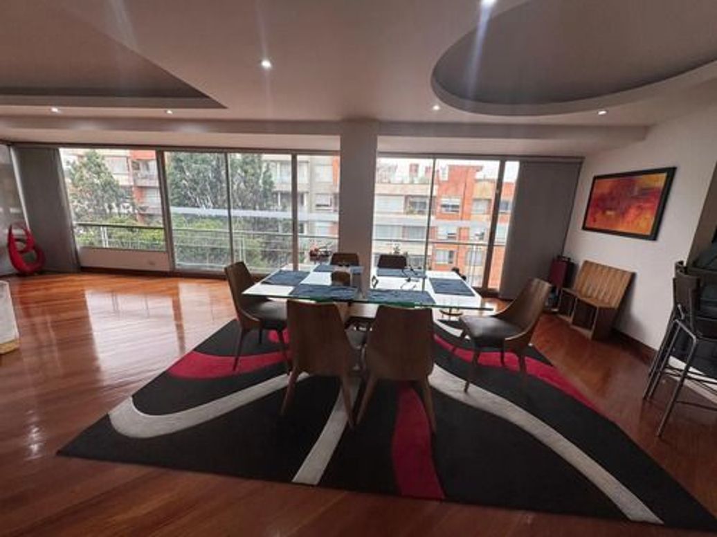 Apartamento de 4 alcobas en venta en Chico Navarra, Bogotá, 259 m² · foto 2 de 12