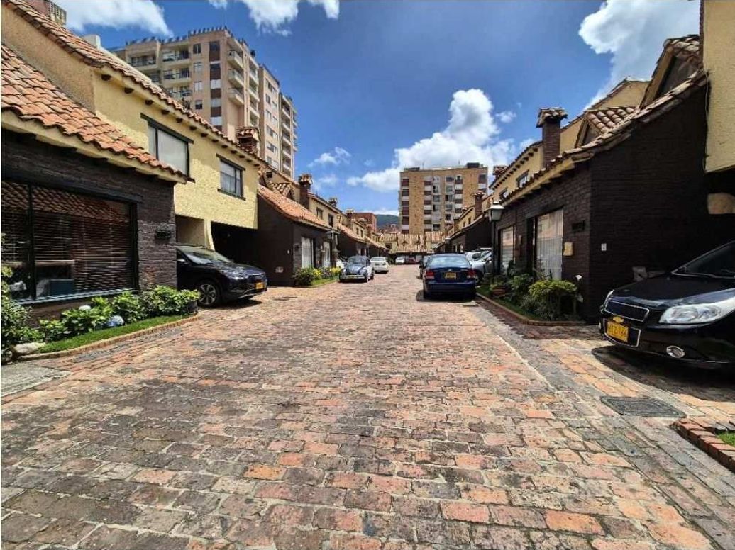 Casa de 4 alcobas en venta en Cedro Narvaez, Bogotá, 190 m² · foto 2 de 20