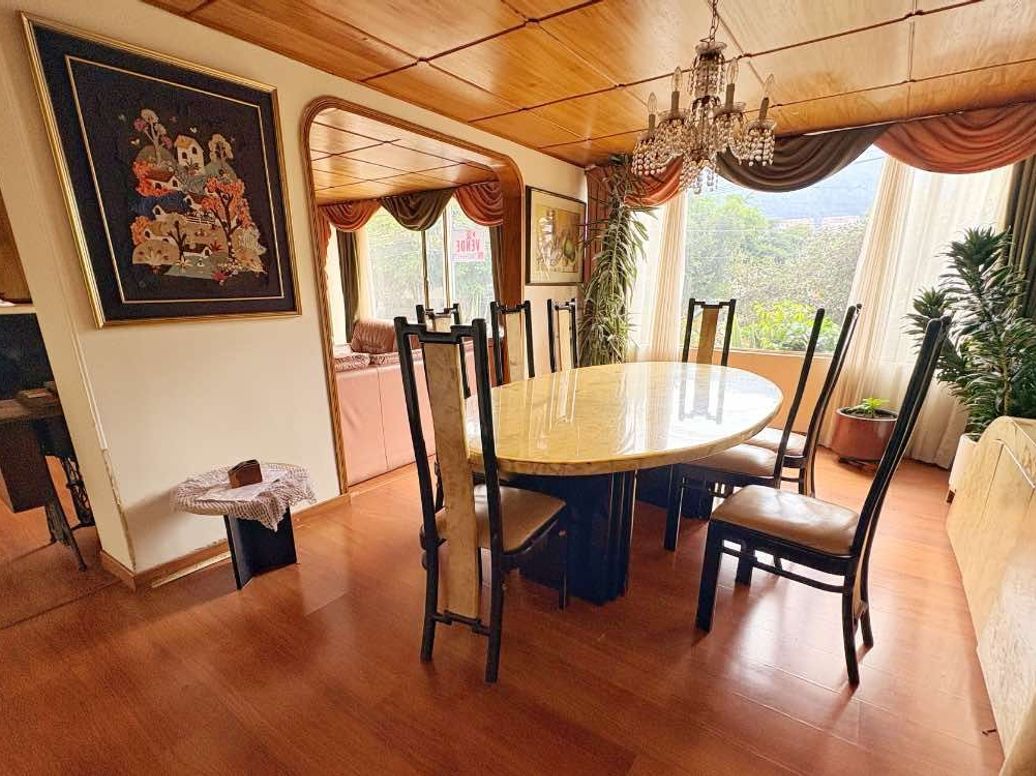 Apartamento de 4 alcobas en venta en Santa Barbara Central, Bogotá, 130 m² · foto 2 de 5