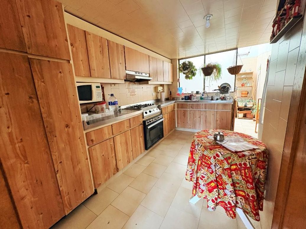 Apartamento de 4 alcobas en venta en Santa Barbara Central, Bogotá, 130 m² · foto 3 de 5