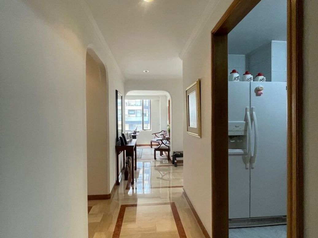 Apartamento de 3 alcobas en venta en Santa Barbara Occidental, Bogotá, 162 m² · foto 3 de 19