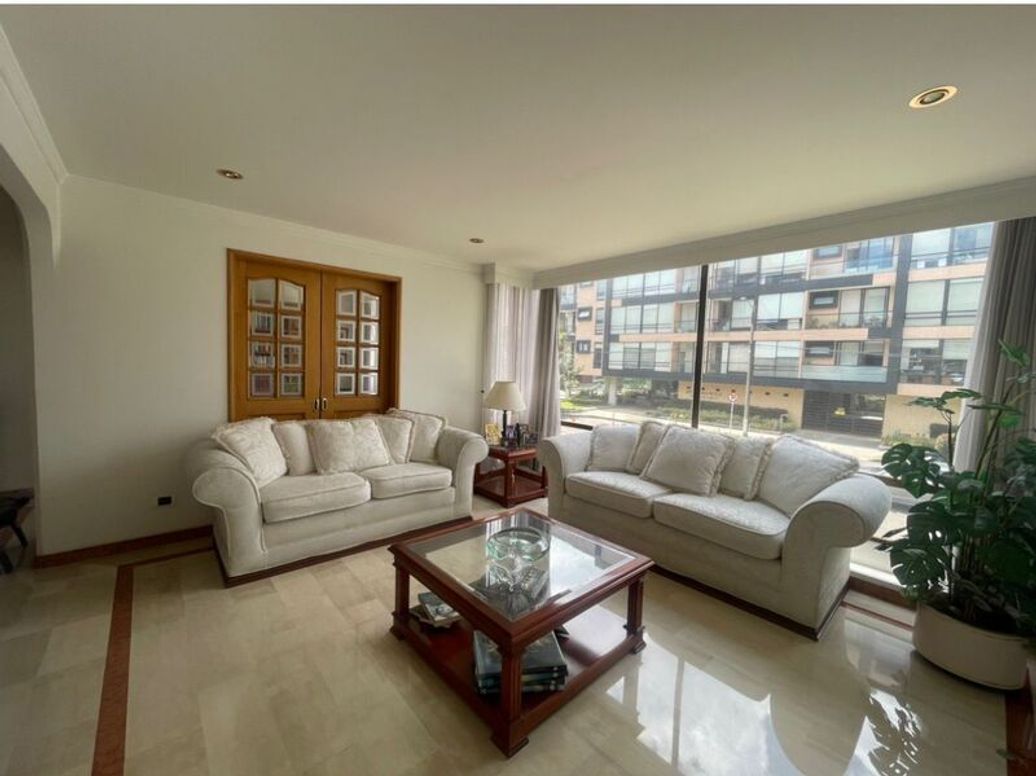 Apartamento de 3 alcobas en venta en Santa Barbara Occidental, Bogotá, 162 m² · foto 2 de 19