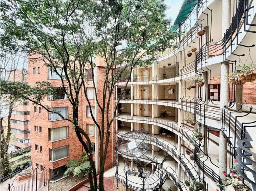 Apartamento de 3 alcobas en venta en Los Rosales, Bogotá, 251 m² · foto 3 de 20