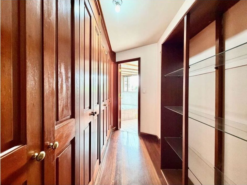 Apartamento de 3 alcobas en venta en Los Rosales, Bogotá, 251 m² · foto 17 de 20