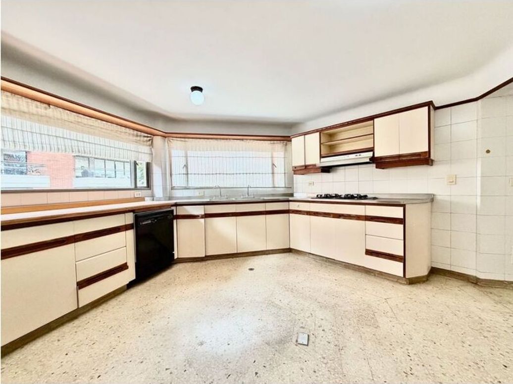 Apartamento de 3 alcobas en venta en Los Rosales, Bogotá, 251 m² · foto 7 de 20