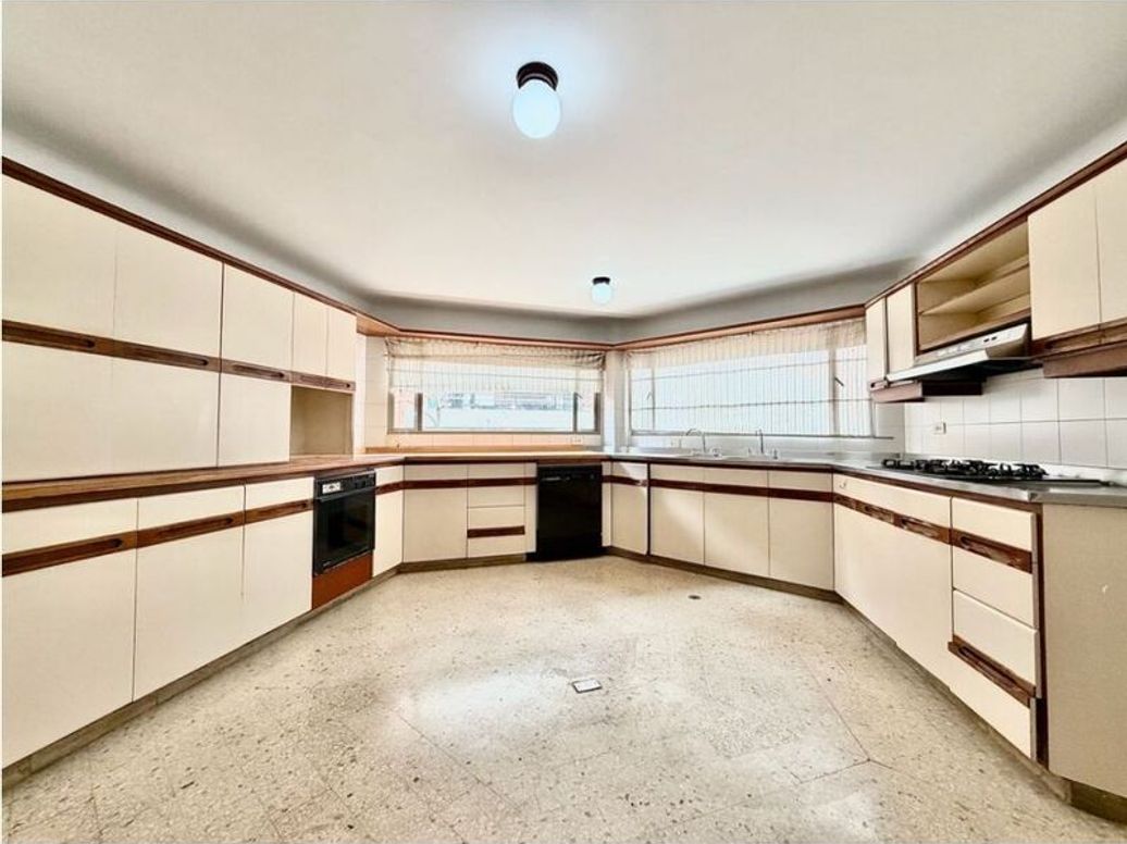 Apartamento de 3 alcobas en venta en Los Rosales, Bogotá, 251 m² · foto 6 de 20