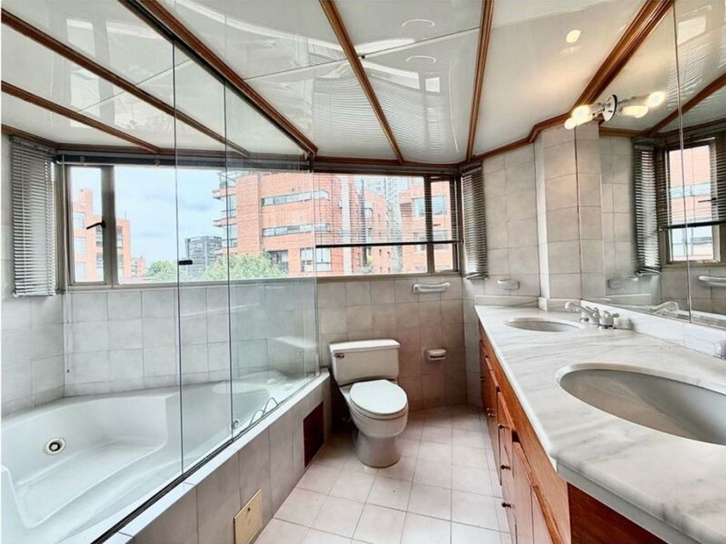 Apartamento de 3 alcobas en venta en Los Rosales, Bogotá, 251 m² · foto 18 de 20
