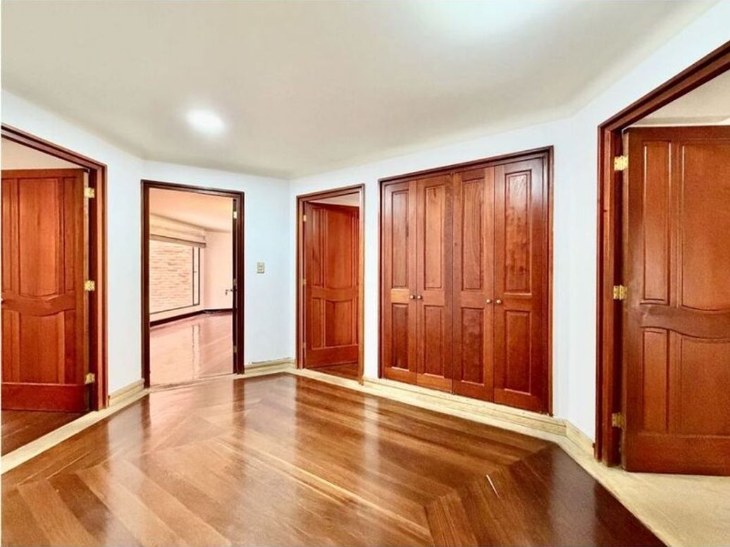 Apartamento de 3 alcobas en venta en Los Rosales, Bogotá, 251 m² · foto 10 de 20