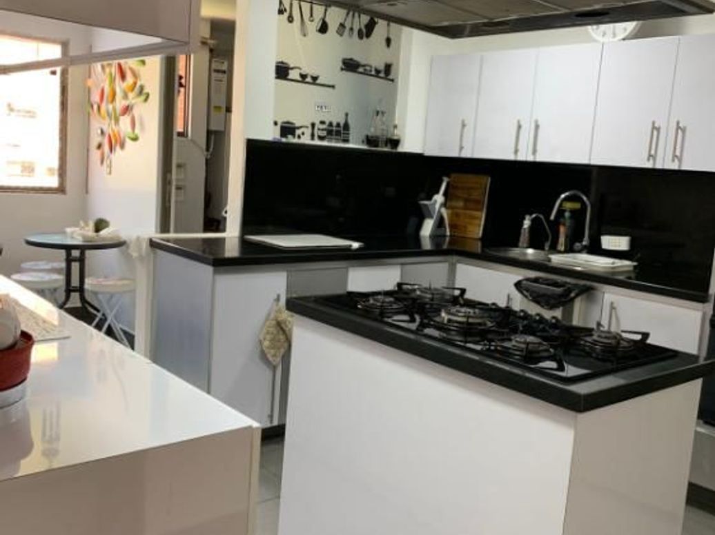 Apartamento de 3 alcobas en venta en Ub. Delicias Del Carmen, Bogotá, 168 m² · foto 2 de 19